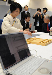 Симидзу, играя чёрными, в соответствии с правилами японских шахмат сделала первый ход (фото Mainichi Daily News).