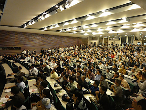 Чтобы посмотреть на игру, в Токийский университет пришли около тысячи человек (фото с сайта ipsj.or.jp).