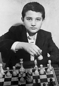 С шахматной доской юный Крамник никогда не расставался - всюду носил ее с собой.